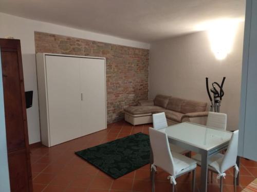 salon ze stołem i kanapą w obiekcie Ampio monolocale nel cuore di Pesaro w mieście Pesaro
