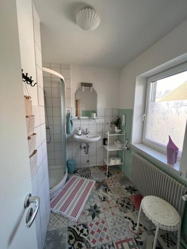 un piccolo bagno con lavandino e doccia di Villa Mint&Lavender a Bled