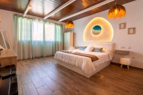 Room in Guest room - Private room in the fishing port of Marbella في مربلة: غرفة نوم بسرير ونافذة كبيرة