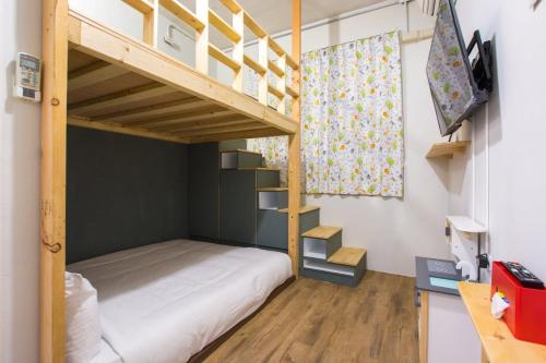 安平的住宿－躲貓貓親子包棟民宿，一间小卧室,配有双层床和书桌