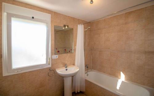 Et badeværelse på PALM BEACH 132 Adosado con jardin y piscina ALBERT VILLAS