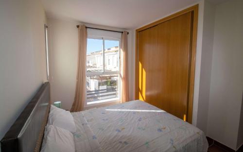 En eller flere senge i et værelse på PALM BEACH 132 Adosado con jardin y piscina ALBERT VILLAS