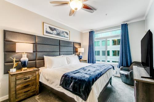 西雅图Second Star的一间卧室设有一张床、一台电视和一个窗口。
