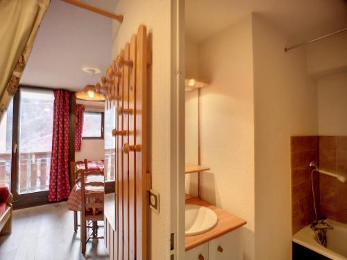 une salle de bain avec une baignoire et un lavabo dans une pièce dans l'établissement Les Menuires: 2 Pièces, 4 Pers, Pied des Pistes, Parking Gratuit - FR-1-178-100, aux Menuires