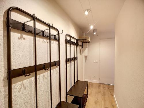 - une rangée de casiers dans l'établissement Charmant 2P rénové 4 pers, sud, balcon, ski aux pieds, Les Menuires - FR-1-178-137, aux Menuires