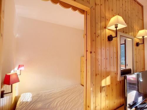 une chambre avec un lit et une fenêtre dans l'établissement Agréable 2P cabine, 6 pers, 35m², sud-ouest, Wi-Fi, au pied des pistes - Les Menuires - FR-1-178-169, aux Menuires