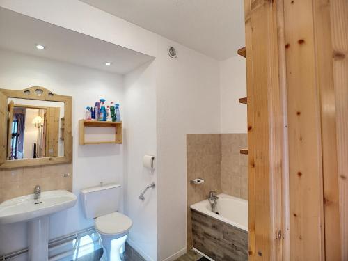 une salle de bain avec toilettes, lavabo et baignoire dans l'établissement Agréable 2P cabine, 6 pers, 35m², sud-ouest, Wi-Fi, au pied des pistes - Les Menuires - FR-1-178-169, aux Menuires