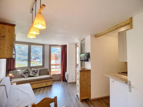 un salon avec un canapé et quelques fenêtres dans l'établissement Joli 2 pièces rénové pour 4 pers, ski aux pieds, exposé sud - Les Menuires, Rés. Boedette D 424 - FR-1-178-133, aux Menuires