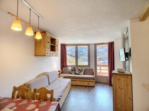 un salon avec un canapé et une fenêtre dans l'établissement Joli 2 pièces rénové pour 4 pers, ski aux pieds, exposé sud - Les Menuires, Rés. Boedette D 424 - FR-1-178-133, aux Menuires