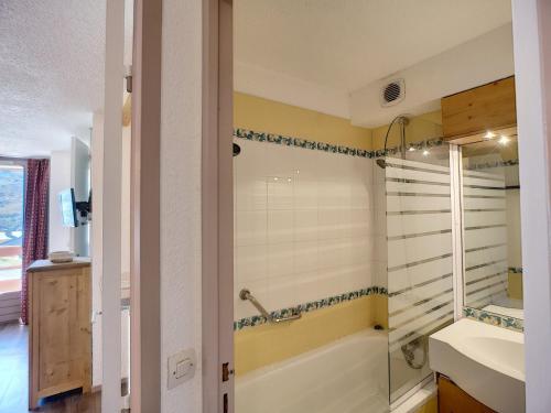 une salle de bain avec une baignoire et un lavabo dans l'établissement Joli 2 pièces rénové pour 4 pers, ski aux pieds, exposé sud - Les Menuires, Rés. Boedette D 424 - FR-1-178-133, aux Menuires