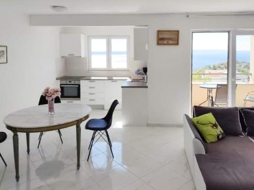 Inviting apartment in Makarska with shared pool