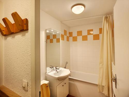une salle de bains avec lavabo, toilettes et douche dans l'établissement Joli Studio 2 Pers, Wifi, Animaux Admis, Parking - FR-1-178-180, aux Menuires
