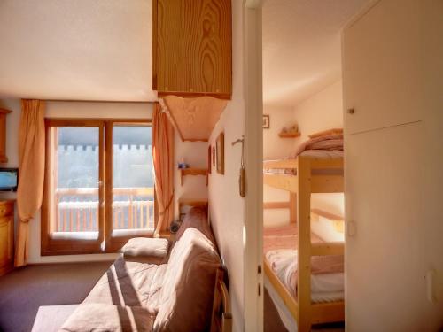 Pokój z 2 łóżkami piętrowymi i oknem w obiekcie Appartement Les Menuires, 2 pièces, 5 personnes - FR-1-178-140 w Les Menuires