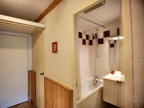 y baño con ducha, aseo y lavamanos. en Appartement Les Menuires, 2 pièces, 4 personnes - FR-1-178-181 en Les Menuires