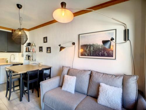 un salon avec un canapé et une table dans l'établissement Superbe 2 pièces 4 pers, balcon, au pied des pistes, WiFi - FR-1-178-190, aux Menuires