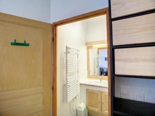 une salle de bain avec une douche, un lavabo et un miroir dans l'établissement Superbe 2 pièces 4 pers, balcon, au pied des pistes, WiFi - FR-1-178-190, aux Menuires