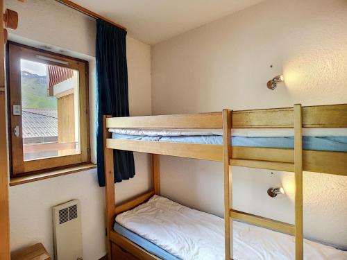 Cette petite chambre dispose de 2 lits superposés et d'une fenêtre. dans l'établissement 3 pièces 6 pers aux Bruyères - Animaux admis, parking et balcon - FR-1-178-104, aux Menuires
