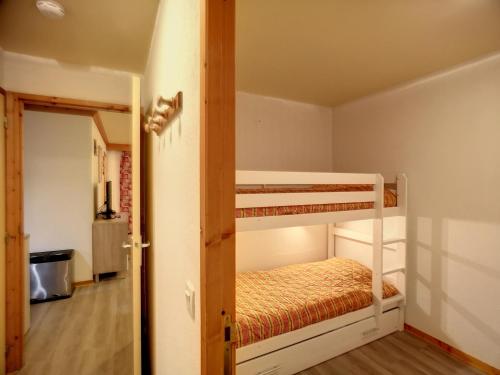 Cette chambre comprend 2 lits superposés et un couloir. dans l'établissement Les Menuires - Joli 3 pièces, 6 pers, pied des pistes, parking gratuit - FR-1-178-166, aux Menuires