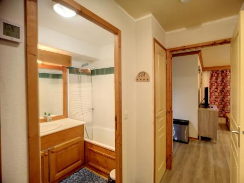 une salle de bain avec un lavabo et un miroir dans l'établissement Les Menuires - Joli 3 pièces, 6 pers, pied des pistes, parking gratuit - FR-1-178-166, aux Menuires