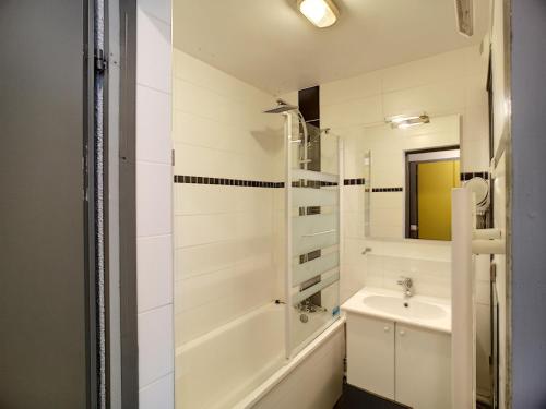 une salle de bain blanche avec un lavabo et une douche dans l'établissement Appartement rénové 2 pièces, 4 pers, WIFI, pied des pistes, à proximité commerces - FR-1-178-125, aux Menuires