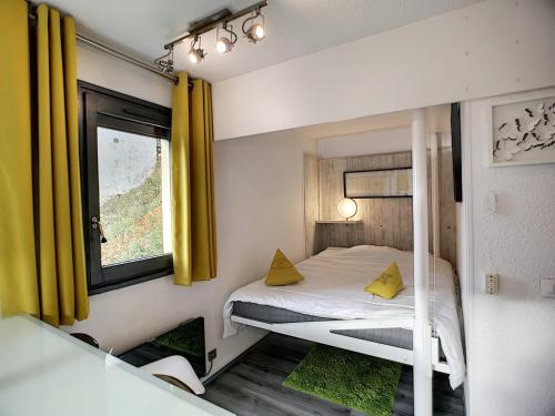 une petite chambre avec un lit et une fenêtre dans l'établissement Appartement rénové 2 pièces, 4 pers, WIFI, pied des pistes, à proximité commerces - FR-1-178-125, aux Menuires