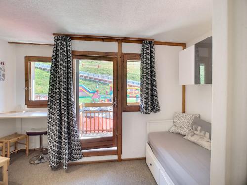 une petite chambre avec un lit et une fenêtre dans l'établissement Studio cabine 4 pers, ski aux pieds, Les Menuires - FR-1-178-150, aux Menuires