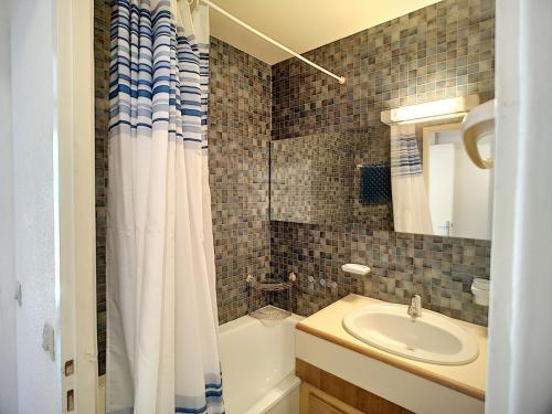 une salle de bain avec un lavabo, des toilettes et une douche dans l'établissement Studio cabine 4 pers, ski aux pieds, Les Menuires - FR-1-178-150, aux Menuires