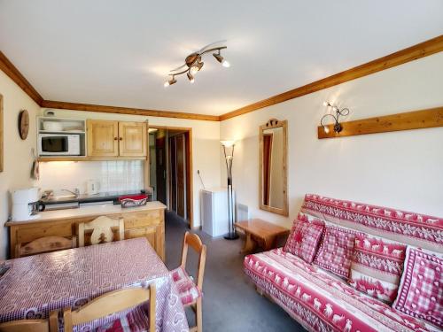 un salon avec un canapé et une table dans l'établissement Joli 2P pour 5 pers, 30m², sud, Les Menuires - Pied des pistes, Proche Piou-Piou & commerces - FR-1-178-187, aux Menuires