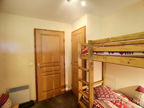 - une chambre avec 2 lits superposés et une porte dans l'établissement Joli 2P pour 5 pers, 30m², sud, Les Menuires - Pied des pistes, Proche Piou-Piou & commerces - FR-1-178-187, aux Menuires