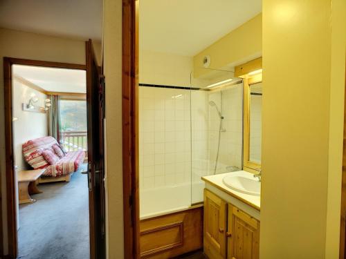 une salle de bain avec un lavabo, une douche et une baignoire dans l'établissement Joli 2P pour 5 pers, 30m², sud, Les Menuires - Pied des pistes, Proche Piou-Piou & commerces - FR-1-178-187, aux Menuires