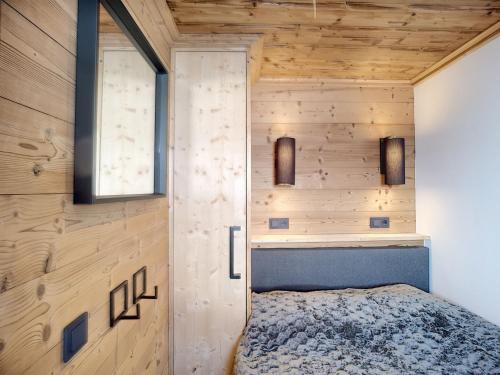 een slaapkamer in een tiny house met een bed bij Appartement Les Menuires, 2 pièces, 4 personnes - FR-1-178-309 in Les Menuires