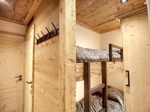 a room with two bunk beds in a cabin at Appartement Les Menuires, 2 pièces, 4 personnes - FR-1-178-309 in Les Menuires