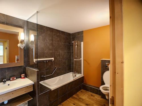 bagno con vasca, lavandino e servizi igienici di Appartement Les Menuires, 2 pièces, 5 personnes - FR-1-178-294 a Les Menuires