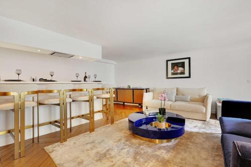 - un salon avec un canapé et une table dans l'établissement Amazing apartment 2BR4P avenue Montaigne Triangle d'Or, à Paris
