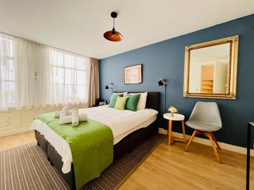 una camera da letto con un letto con specchio e una sedia di Patrick's Place ad Amsterdam