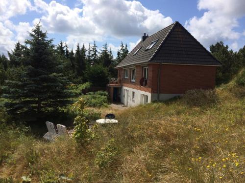 a house sitting on top of a hill at Ferienhaus am Kniep in Wittdün