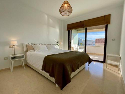 een slaapkamer met een groot bed en een balkon bij Beautiful flat with a wonderful view close to the beach in Marbella