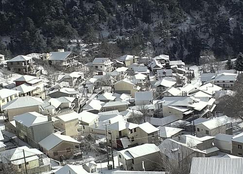 un groupe de maisons recouvertes de neige dans l'établissement Villa Maria, 