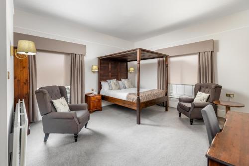 Ένα ή περισσότερα κρεβάτια σε δωμάτιο στο Reigate Manor Hotel