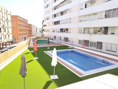 una piscina en la azotea de un edificio en Triana, Lovely Flat+Pool en Sevilla