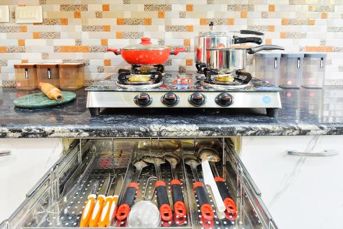 Köök või kööginurk majutusasutuses BedChambers Medicity Serviced Apartments in Gurgaon