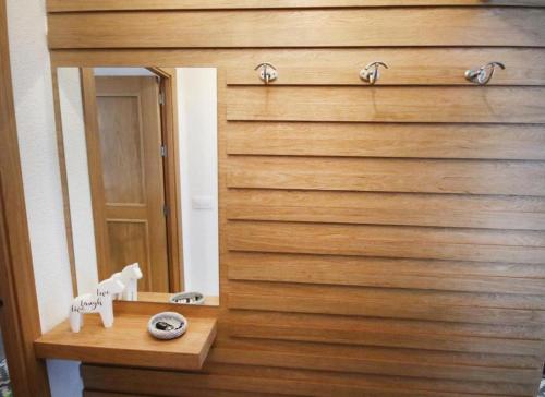 una puerta de madera en un baño con lavabo en RentalSevilla Cool flat in Triana with parking., en Sevilla
