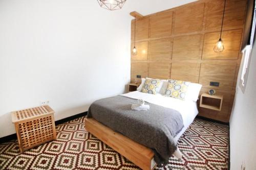 1 dormitorio con 1 cama en una habitación en RentalSevilla Cool flat in Triana with parking., en Sevilla