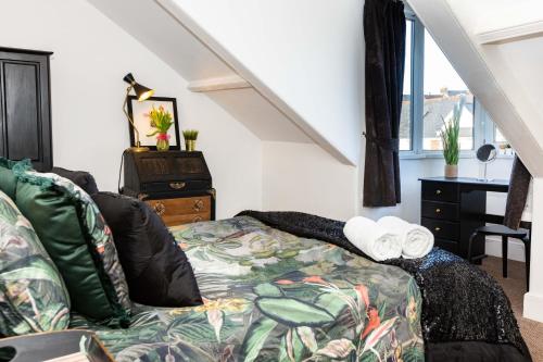 Säng eller sängar i ett rum på 5-Bed House with distant sea views in Plymouth