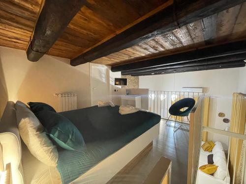 um quarto com uma cama grande num quarto em GLAM house & boat em Salerno