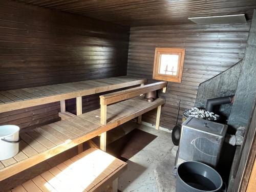 uma vista interior para uma sauna com paredes de madeira em Salonsaaren Lomakylä em Asikkala