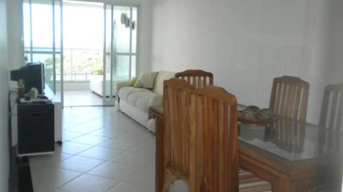 sala de estar con sofá y mesa en Apartamento na bacutia com 3 suites e varanda, en Guarapari