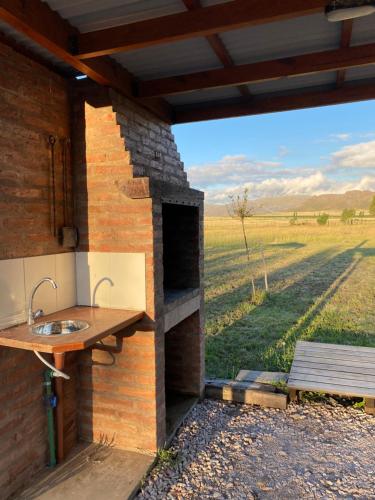 托恩基斯特的住宿－Cabañas La Esperanza，一个带水槽的浴室,享有田野的景色