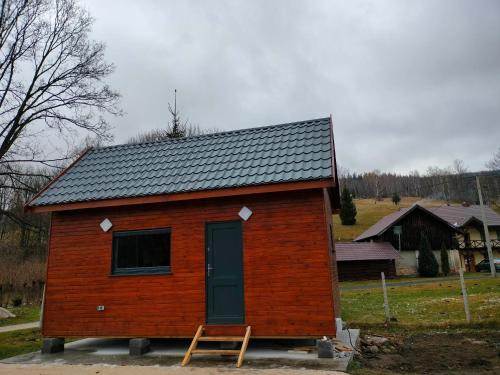 Stary GieraltowにあるRiverの黒屋根の小さな木造キャビン