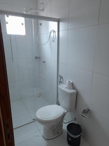 ein weißes Badezimmer mit Dusche und Toilette in der Unterkunft HOTEL RIOS - BALSAS in Balsas